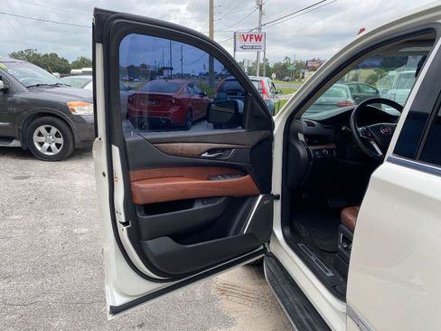 Used 2015 Cadillac Escalade Luxury RWD image 13
