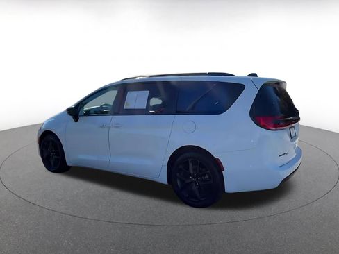 Used 2025 Chrysler Pacifica Limited image 10