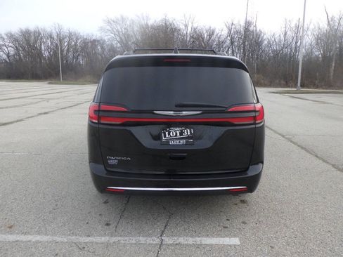 Used 2022 Chrysler Pacifica Touring-L FWD image 8