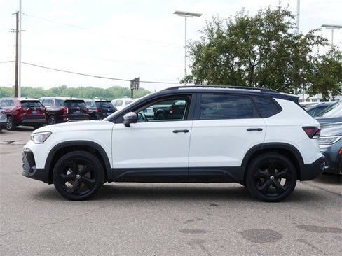 Certified 2025 Volkswagen Taos SE image 4