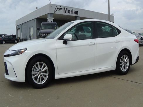 Used 2025 Toyota Camry LE image 1