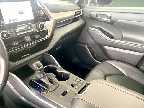 Used 2024 Toyota Highlander XLE image 42