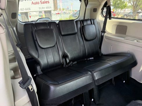 Used 2014 Chrysler Town & Country Touring FWD image 14
