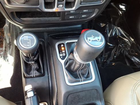 Used 2018 Jeep Wrangler Unlimited Sahara w/ Dual Top Group AWD/4WD image 14