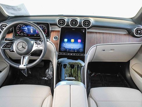 Used 2025 Mercedes-Benz GLC 300 image 12