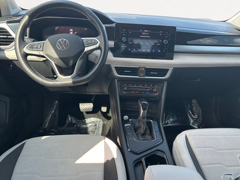 Used 2025 Volkswagen Taos SE FWD image 3