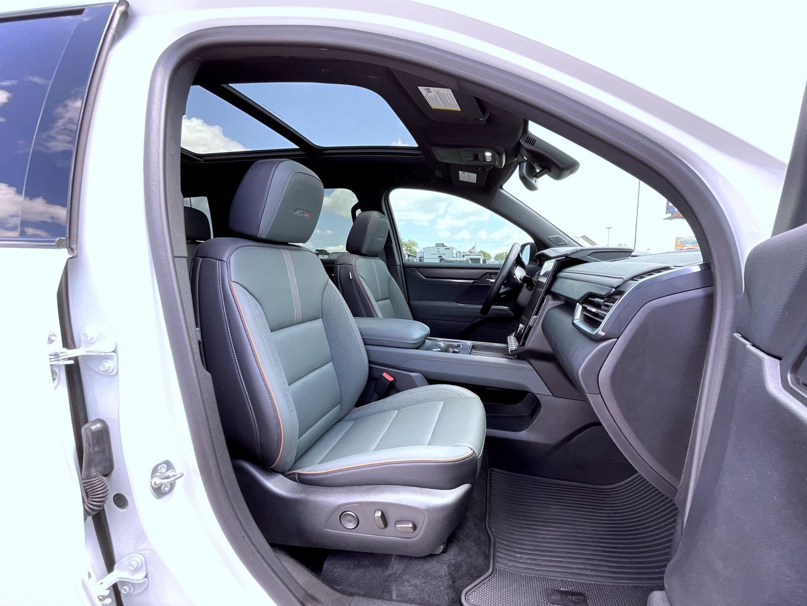 Certified 2024 GMC Acadia AT4 w/ Luxury Package AWD/4WD image 17