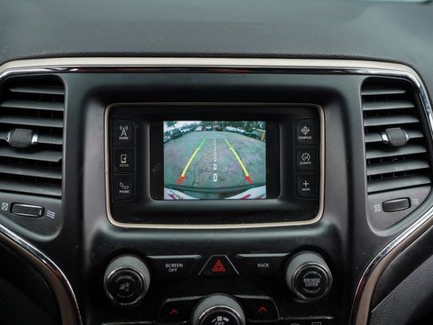 Used 2017 Jeep Grand Cherokee Laredo image 30