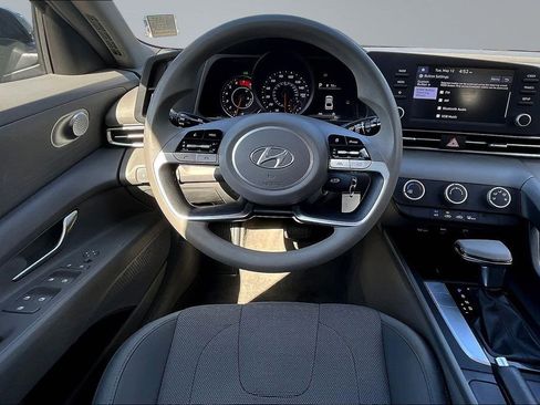 Used 2021 Hyundai Elantra SE FWD image 9
