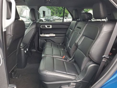 Used 2022 Ford Explorer XLT w/ Equipment Group 202A AWD/4WD image 8