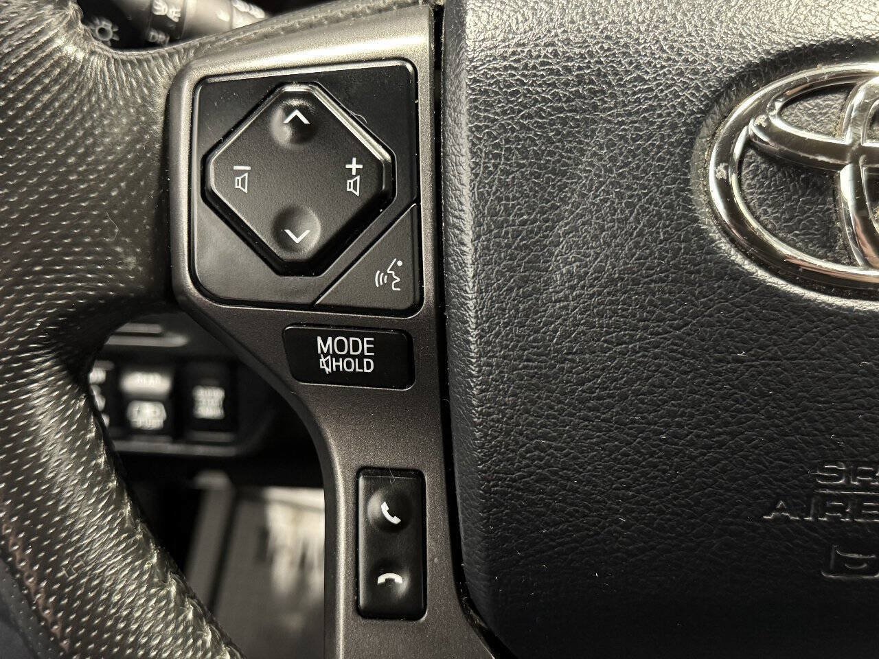 Used 2017 Toyota Tacoma TRD Sport w/ Tow Package AWD/4WD image 18