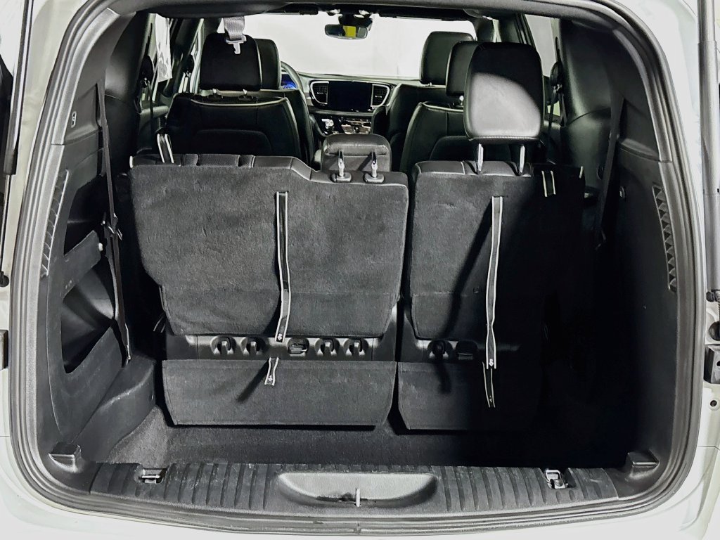 Certified 2025 Chrysler Pacifica Limited FWD image 22