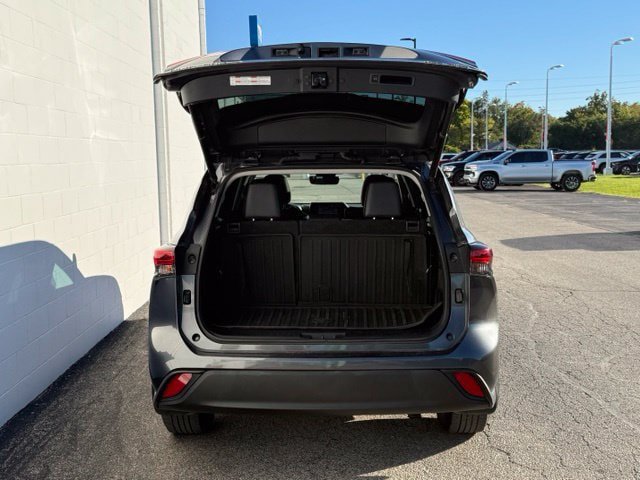Used 2020 Toyota Highlander XLE AWD/4WD image 9