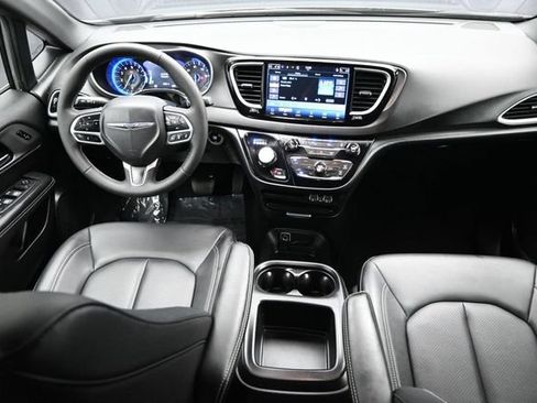 Used 2025 Chrysler Pacifica Select FWD image 11