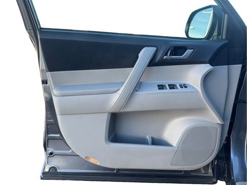 Used 2012 Toyota Highlander FWD w/ Tech Pkg image 15
