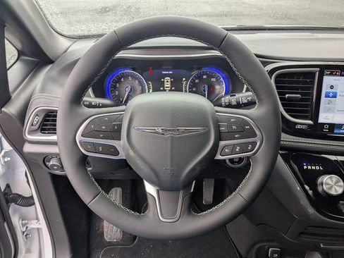 New 2026 Chrysler Pacifica Select image 14