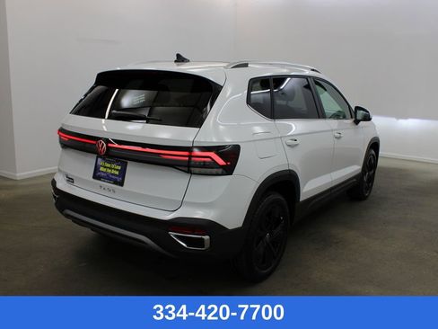 New 2026 Volkswagen Taos SE image 4