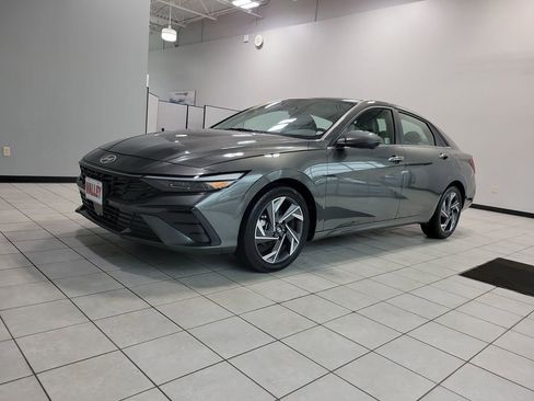 Used 2024 Hyundai Elantra Limited image 2