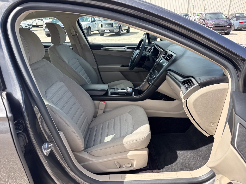 Used 2017 Ford Fusion SE w/ Fusion SE Technology Package FWD image 24