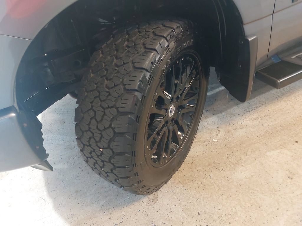 Used 2018 Nissan Titan SV w/ SV Convenience Package AWD/4WD image 32