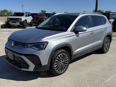 Used 2025 Volkswagen Taos SE FWD image 12