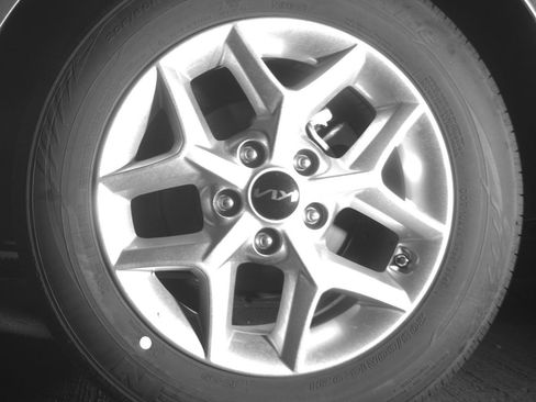 Used 2025 Kia Soul LX w/ LX Technology Package FWD image 14