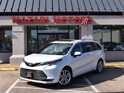 Used 2022 Toyota Sienna Platinum image 2