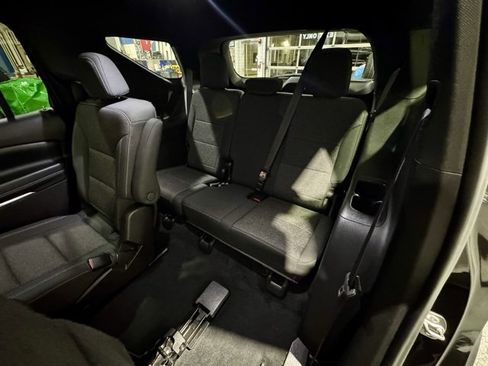 Used 2024 Chevrolet Traverse LT image 9