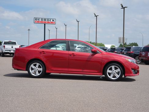 Used 2014 Toyota Camry SE FWD image 2