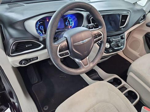 Used 2018 Chrysler Pacifica Touring Plus image 2