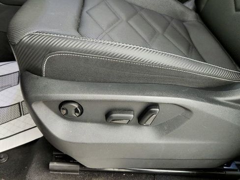 Used 2024 Volkswagen Atlas Cross Sport SE image 10