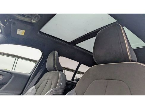 Used 2019 Volvo XC40 T5 R-Design image 15