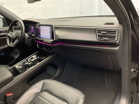 Used 2024 Volkswagen Atlas Cross Sport SEL R-Line AWD/4WD image 27