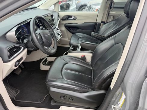 Used 2023 Chrysler Pacifica Touring-L FWD image 7