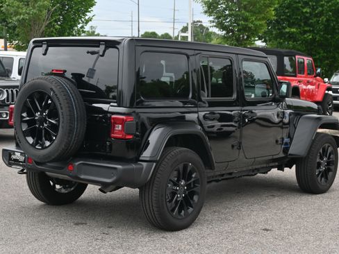 Used 2025 Jeep Wrangler Unlimited Sahara w/ Safety Group AWD/4WD image 10