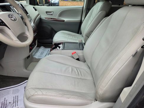 Used 2014 Toyota Sienna XLE w/ Entertainment Package FWD image 9