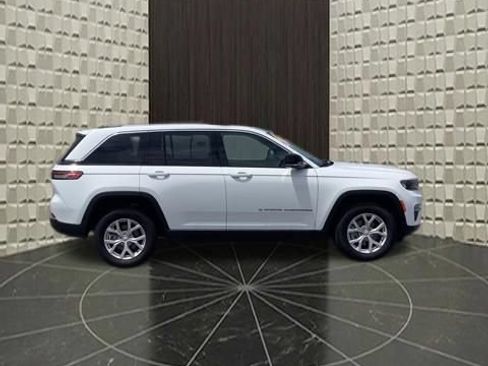 Certified 2023 Jeep Grand Cherokee Limited AWD/4WD image 3