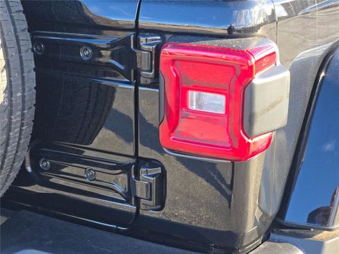 Used 2023 Jeep Wrangler Sahara image 13