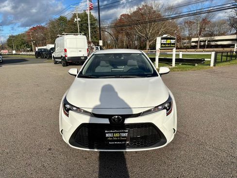 Used 2020 Toyota Corolla LE image 2