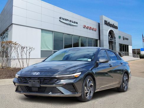 Used 2024 Hyundai Elantra SEL w/ Convenience Package FWD image 2