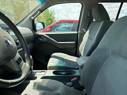 Used 2013 Nissan Frontier SV w/ SV Value Truck Pkg AWD/4WD image 3