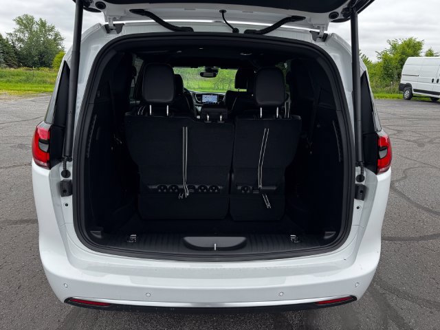 New 2027 Chrysler Pacifica Select FWD image 17