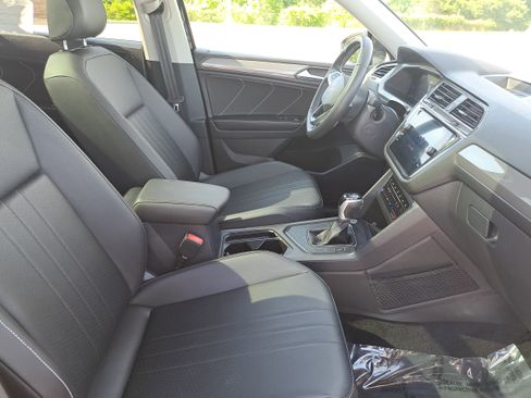 Used 2023 Volkswagen Tiguan SE w/ Panoramic Sunroof Package FWD image 10