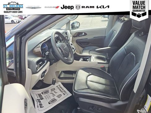 Used 2023 Chrysler Pacifica Limited w/ Uconnect Theater Family Group FWD image 8