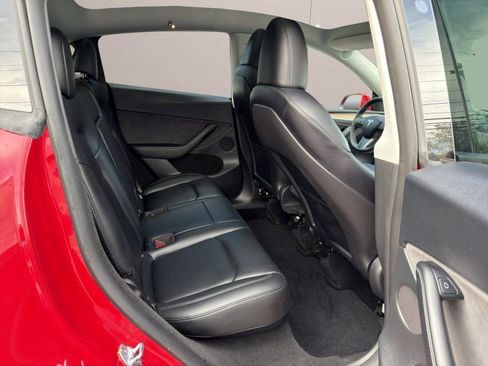 Used 2022 Tesla Model Y Long Range image 12