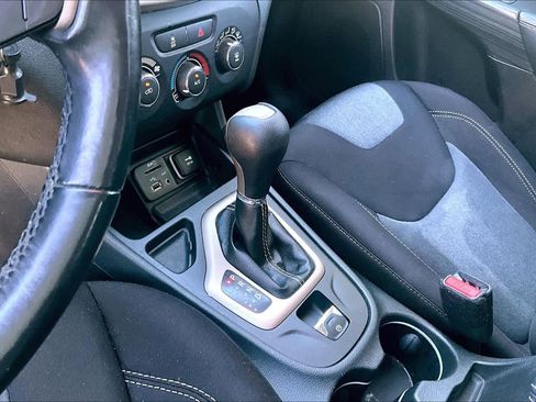 Used 2015 Jeep Cherokee Sport image 15