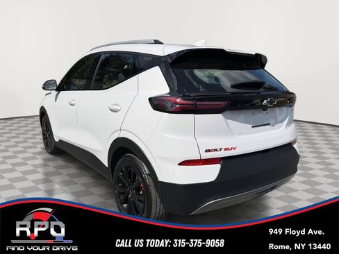 Used 2023 Chevrolet Bolt EUV LT w/ Comfort Package FWD image 3