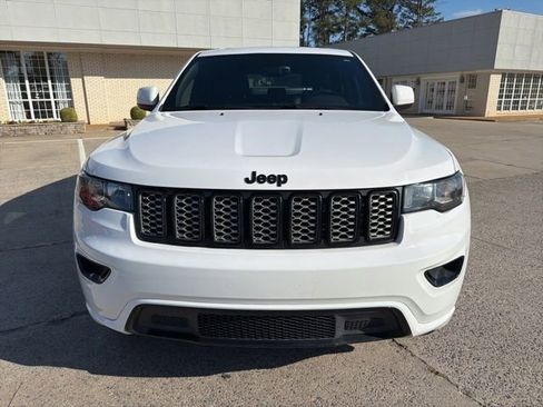 Used 2017 Jeep Grand Cherokee Altitude RWD image 3
