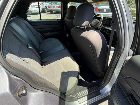 Used 2006 Ford Crown Victoria Police Interceptor RWD image 3