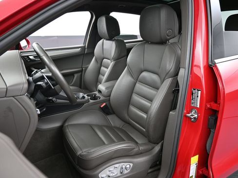 Certified 2022 Porsche Macan S AWD/4WD image 5